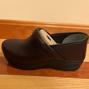 Dansko women’s XP 2.0 clogs